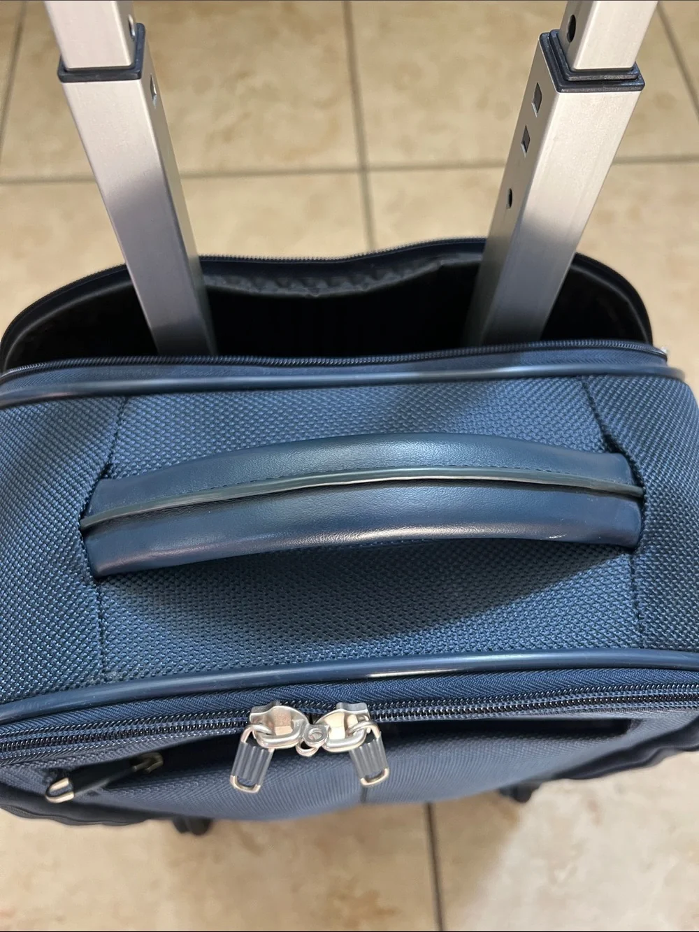 Samsonite 1910 Dark Blue Upright Spinner Carry-On Pre-owned. Very good condition